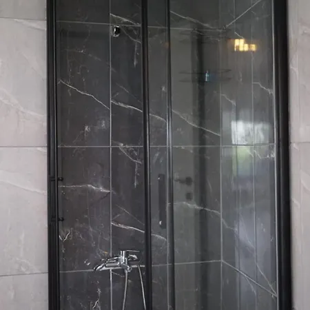 Yali Hotel *